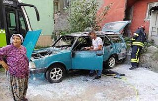 Kibritle oynayan çocuk otomobili yaktı