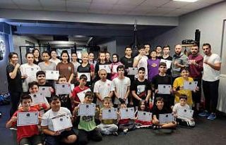 Kick boks sporcuları kuşak sevinci yaşadı