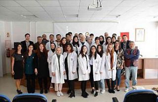 Kimya öğrencileri beyaz önlüklerini giydi