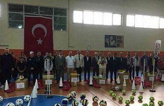 Kırkağaç’ta 21 okula spor malzemesi desteği
