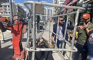 Klip çekimi için çıktığı vinçte korkudan bayıldı