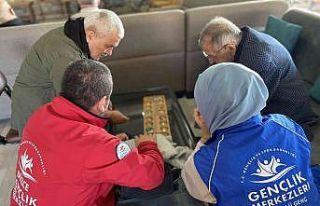 Koca çınarlar ile gençler mangala oynadı