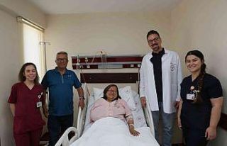 Kolombiyalı turist, travertenlerden kayarak omzunu...