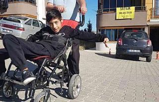 Komşularının bedensel engelli çocuklarına huzur...