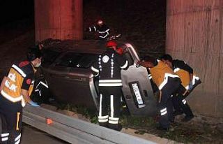 Kontolden çıkan araç viyadük ayağına çarptı:...