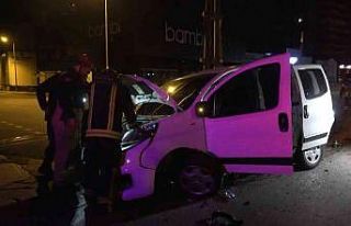 Kontrolden çıkan otomobil refüje çarptı: 1 yaralı
