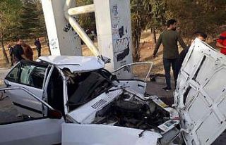 Kontrolden çıkan otomobil üst geçit direğine...