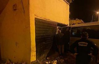 Kontrolden çıkan ticari araç garaja girdi