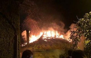 Konya’da metruk bina alevlere teslim oldu