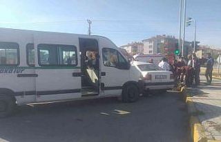 Konya’da servis minibüsü ile otomobil çarpıştı:...