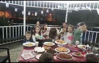 Köpeği için doğum günü yaptı, partiye çocuklar...