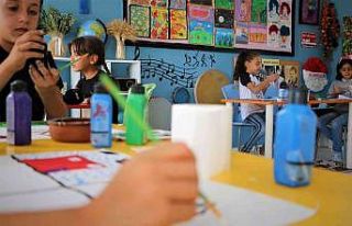 Köy okulundaki öğrenciler malzeme peşinden değil,...