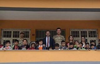 Kozluk’ta eğitimciler ve askeri personel köy okullarını...