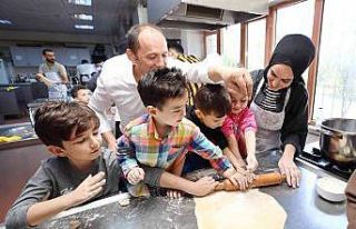 Kreş öğrencileri makarna yaptı