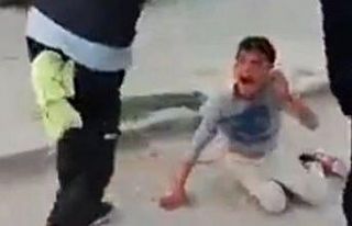 Küçük çocukları tekme tokat dövdü