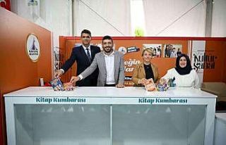 Kumbaraya bağışlanan kitaplarla bir okula kütüphane...
