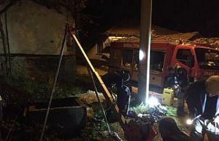 Kuyunun dibindeki koyunu itfaiye kurtardı