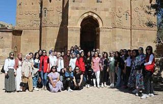 KYK yurtlarındaki öğrencilere Van’ı gezdi