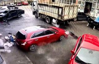 Lastiği patlayan kamyon park halindeki aracın aksamlarını...