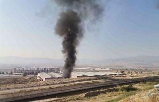 Lastik yangınının dumanı gökyüzünü sardı