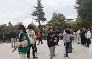 Lise öğrencileri 5 dakikalığına görme engelli...