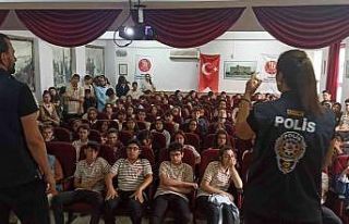 Liseli gençler siber suçlara karşı bilgilendirildi