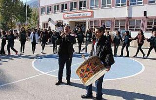 Liselilerden okul bahçesinde davullu-zurnalı halay...