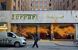 Londra’da çevre aktivistlerinden lüks araç galerilerine...