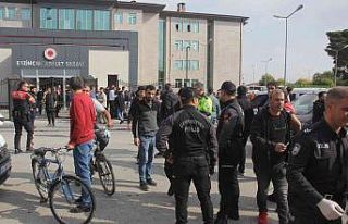 Mahkeme çıkışında davalı oldukları gencin babasını...