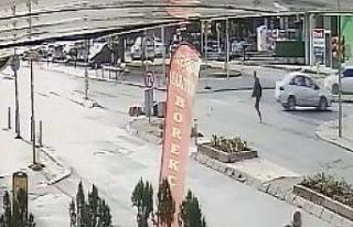 Maltepe’de kırmızı ışıkta geçti, motokuryeye...