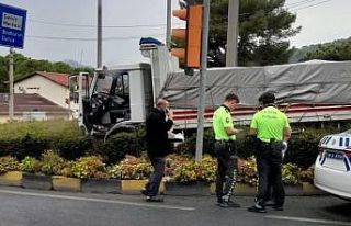 Marmaris’te freni patlayan kamyon kavşağa çıktı