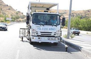 Melikgazi, 150 kilometrelik yolda şerit çizgilerini...