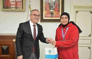 Milli Eğitim Müdürü Akyol, şampiyonu makamında...