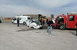 Minibüs ile otomobil çarpıştı: 1 ölü, 2 yaralı