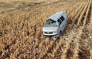 Minibüs kontrolden çıkıp, takla atıp tarım arazisine...