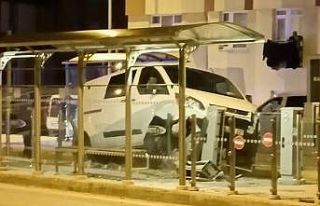 Minibüs tramvay durağına daldı, faciadan dönüldü