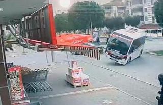 Minibüsün devrildiği kaza anları kameraya yansıdı