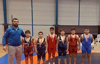 Minik güreşçilerden madalya mesaisi