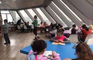 Minik kitapseverler kütüphanede öğreniyor