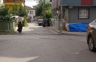 Minik Umut elinden düşen ekmeği almak isterken...