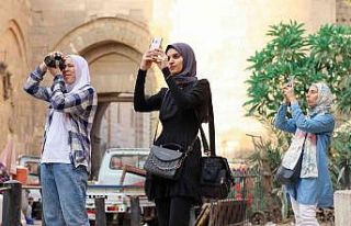 Mısırlı gençler Türk eserlerinin fotoğrafını...