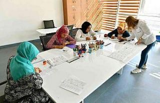 Mola evinde veliler de okuma-yazma öğreniyor