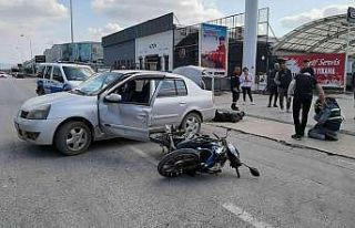 Motosiklet ile otomobilin çarpıştığı kaza kameraya...