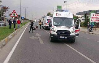 Motosiklet yayaya çarptı: 2 yaralı