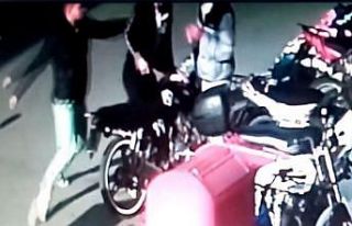 Motosikleti fotoğraflayınca birbirlerine girdiler:...