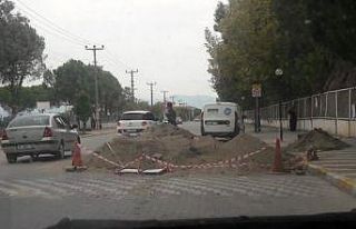 Motosikletiyle kum yığınına çarpan genç ağır...