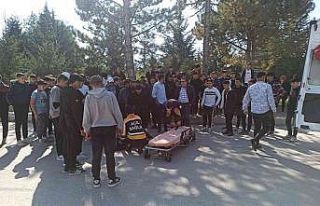 Motosikletten düşen genç ağır yaralandı