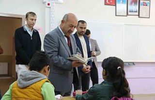 Müdür Başyiğit, ilkokul öğrencilerine kitap...