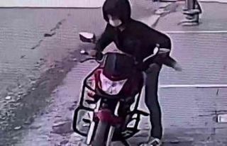 Muhtarın motosikletini böyle çaldılar