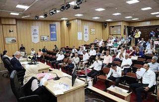 Muhtarlara ve üniversiteyi kazanan öğrencilere...